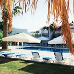 מלון Cove 2*